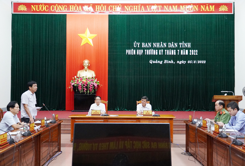 Đồng chí Phó Chủ tịch Thường trực HĐND tỉnh Nguyễn Công Huấn phát biểu tại phiên họp.