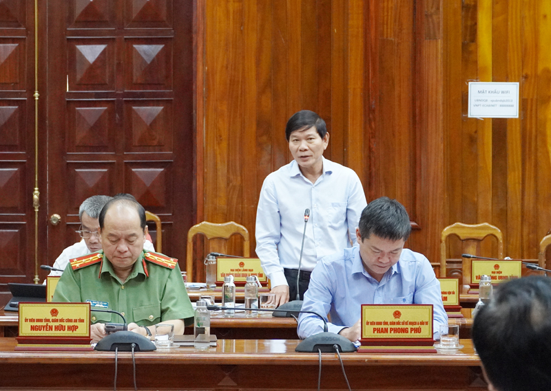 Đồng chí Giám đốc Sở Giao thông vận tải Phạm Văn Năm phát biểu tại phiên họp.