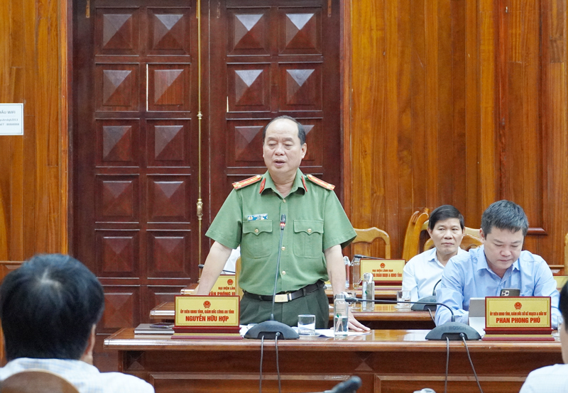 Đại tá Giám đốc Công an tỉnh Nguyễn Hữu Hợp phát biểu tại phiên họp.