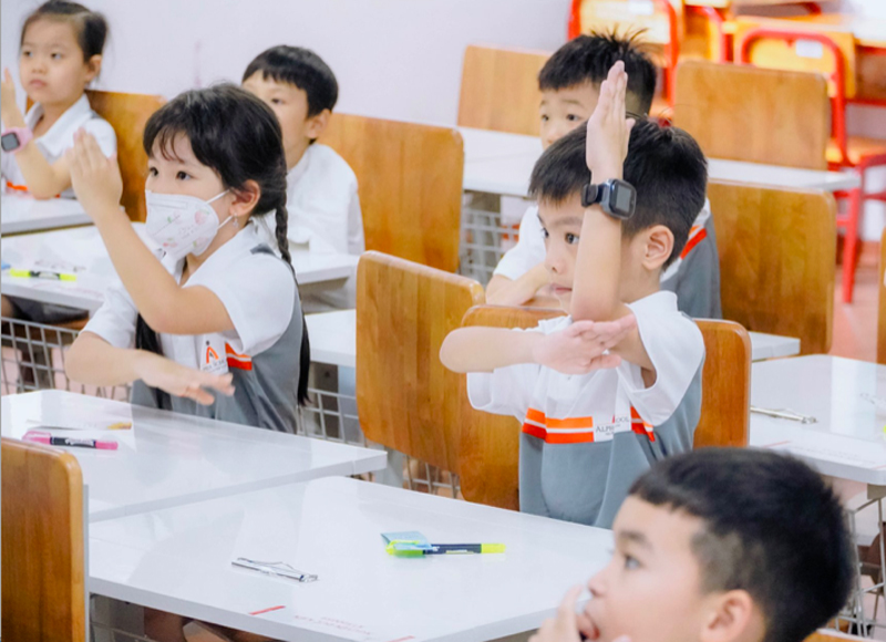 Nhiều trường tư thục ở Hà Nội đã đón học sinh trở lại trường. Ảnh: AP
