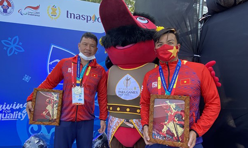 Kình ngư Võ Huỳnh Anh Khoa (phải) chụp ảnh cùng đồng đội sau khi xuất sắc giành huy chương Vàng đầu tiên cho Đoàn thể thao người khuyết tật Việt Nam tại ASEAN Para Games lần thứ 11. (Ảnh: Chiến Phong/TTXVN)
