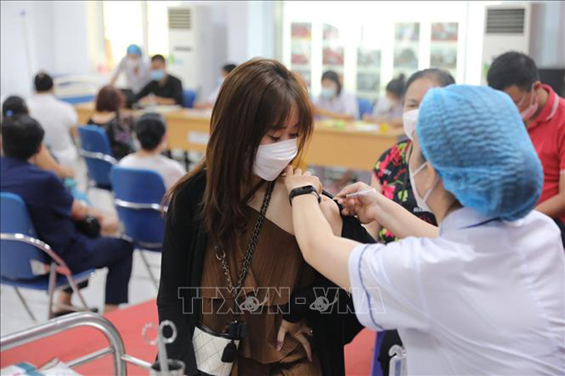 Nhân viên y tế quận Hai Bà Trưng tiêm vaccine phòng COVID-19 mũi 3, mũi 4 cho người dân ngày 5/8/2022. Ảnh: Minh Quyết/TTXVN