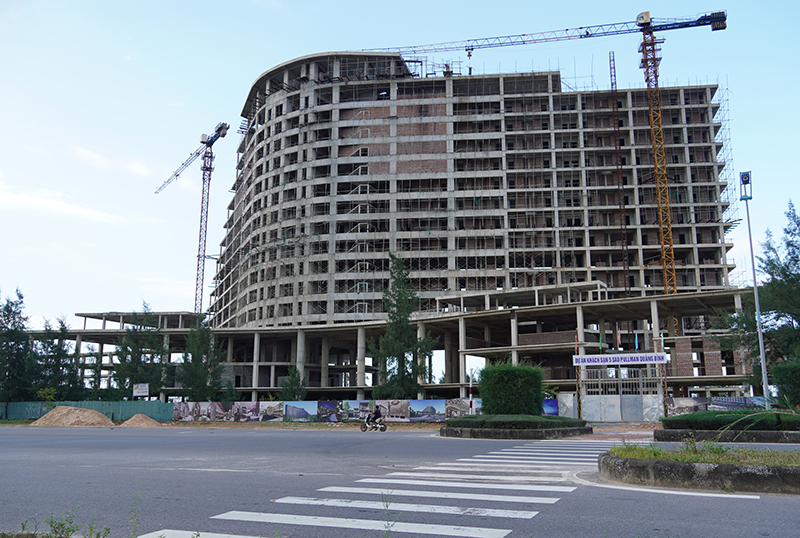  Dự án Khách sạn 5 sao Pullman Quảng Bình tọa lạc trên  "khu đất vàng ", đường Võ Nguyên Giáp (xã Bảo Ninh, TP. Đồng Hới) thi công dở dang, kéo dài nhiều năm.