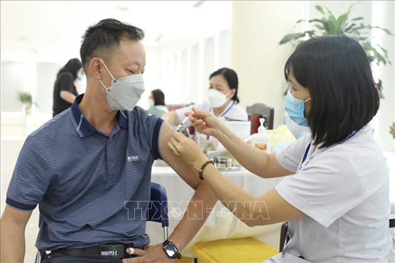 Nhân viên y tế quận Hoàn Kiếm tiêm vaccine phòng COVID-19 mũi nhắc 2 (mũi 4) cho cán bộ, nhân viên cơ quan Thông tấn xã Việt Nam ngày 5/8/2022. Ảnh: Minh Quyết/TTXVN