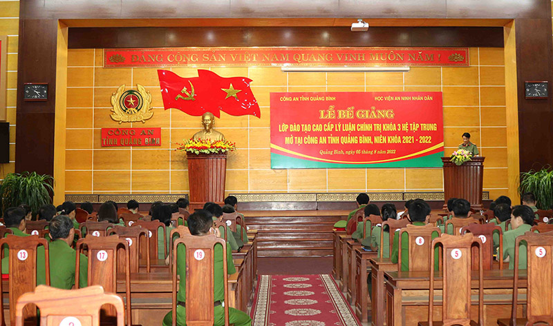 Lễ bế giảng lớp đào tạo Cao cấp lý luận chính trị hệ tập trung Khóa 3 mở tại Công an tỉnh Quảng Bình.