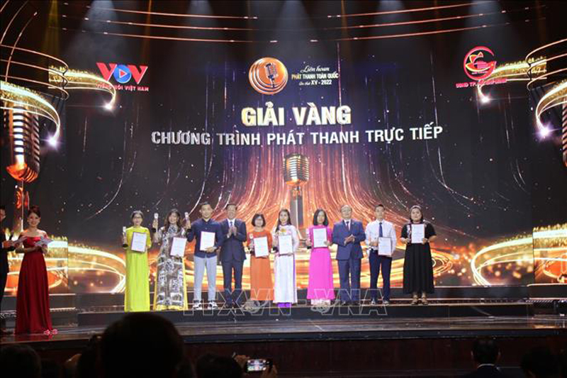 Chủ tịch UBND Thành phố Hồ Chí Minh Phan Văn Mãi và Tổng Giám đốc Đài Tiếng nói Việt Nam Đỗ Tiến Sỹ trao giải thưởng vàng cho các tác giả có tác phẩm xuất sắc. Ảnh: Thanh Vũ/TTXVN