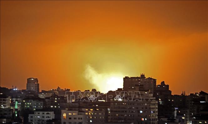 Khói lửa chói loà sau vụ không kích của Israel xuống Dải Gaza ngày 10/5/2021. Ảnh tư liệu: AFP/TTXVN