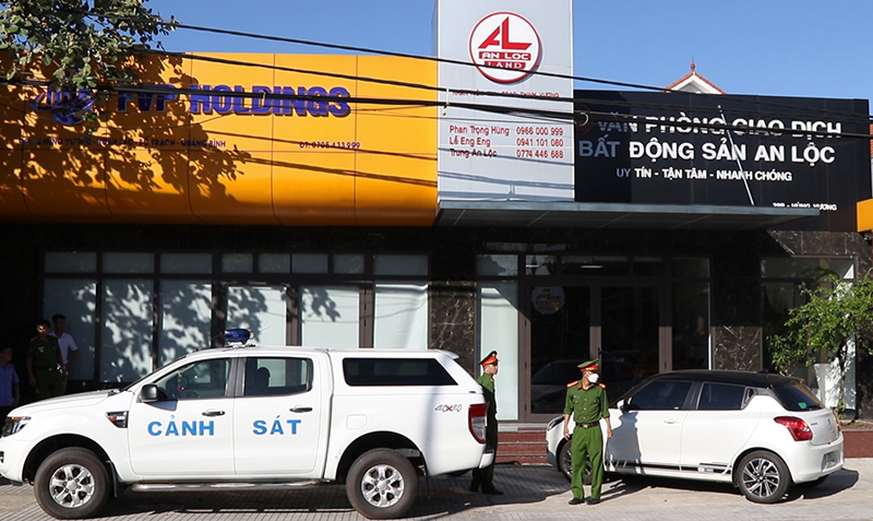 Lực lượng Công an khám xét khẩn cấp Văn phòng FVP Trade tại thị trấn Hoàn Lão, huyện Bố Trạch