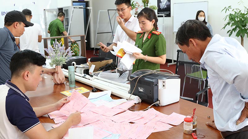 Lực lượng Công an khám xét khẩn cấp Văn phòng FVP Trade tại thị trấn Hoàn Lão, huyện Bố Trạch