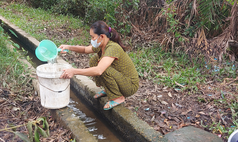 Từ sáng sớm, nhiều người dân thôn Đồng Lào, xã Thuận Hóa đã phải tranh thủ đi lấy nước từ kênh mương thủy lợi để phục vụ sinh hoạt.