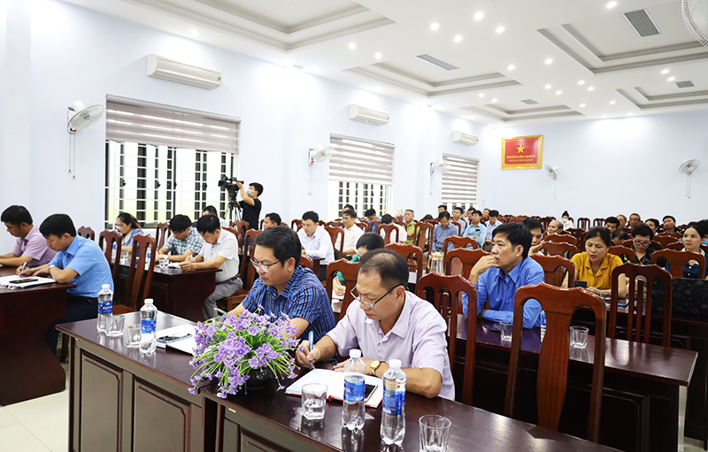 Cử tri tham gia hội nghị TXCT tại UBND xã Quảng Phú.