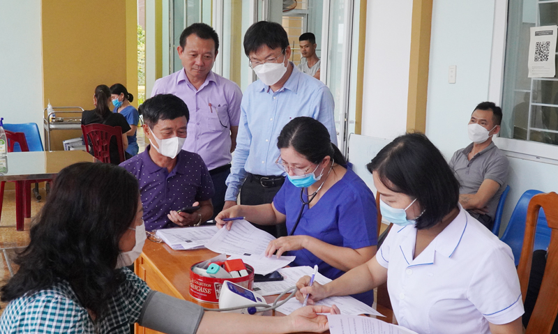 Giám đốc Sở Y tế bác sĩ Dương Thanh Bình và lãnh đạo CDC kiểm tra, giám sát tiêm vắc xin phòng Covid-19 mũi 4 tại điểm tiêm phường Đồng Phú.