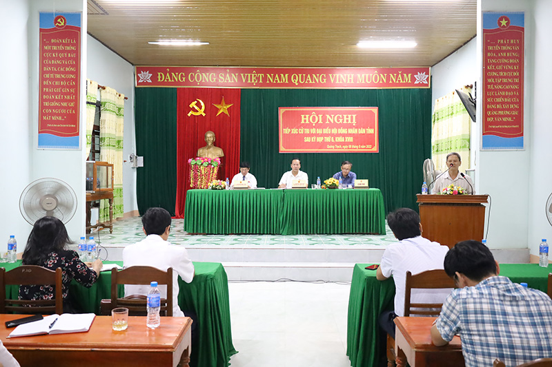 Cử tri huyện Quảng Trạch trình bày kiến nghị tại buổi TXCT  của đại biểu HĐND tỉnh.