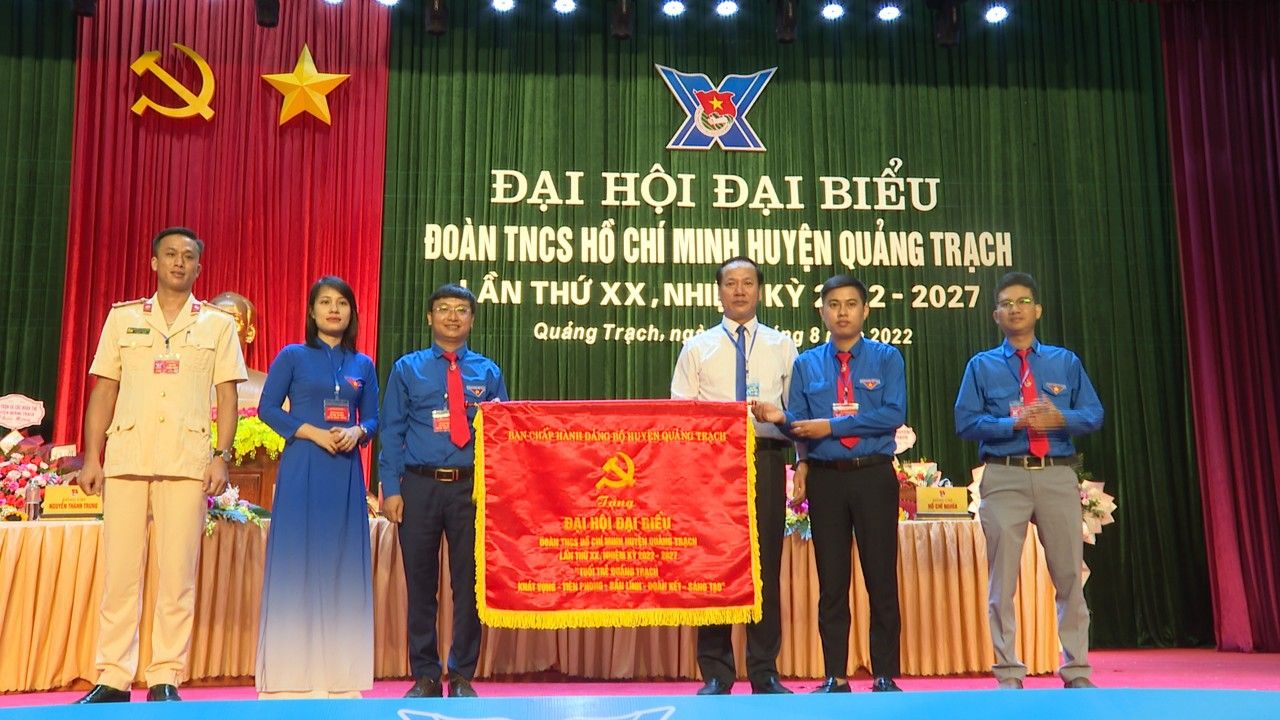 Đồng chí Bí thư Huyện ủy Quảng Ninh Trần Quốc Tuấn trao tặng đại hội bức trướng với kỳ vọng vào sự phát triển của tuổi trẻ huyện nhà.
