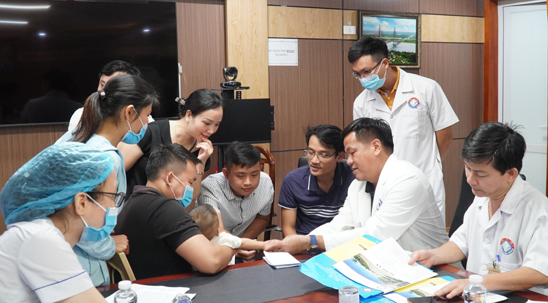 Các y bác sĩ tiến hành khám khám sàng lọc cho trẻ khuyết tật tại Bệnh viện Hữu nghị Việt Nam-Cuba Đồng Hới…