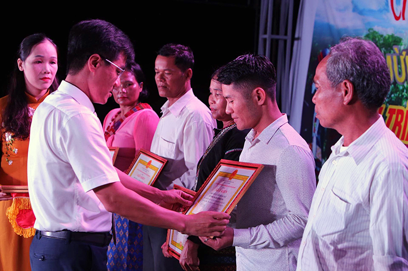 Lãnh đạo huyện Quảng ninh trao tặng giấy khen cho các tập thể và có nhân có nhiều ống góp