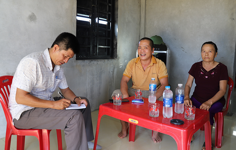 Mẹ con bà Nguyễn Thị Song trao đổi với phóng viên Báo Quảng Bình.