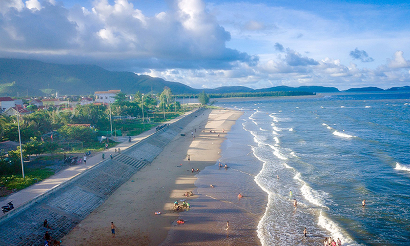 Kè biển Cảnh Dương (Quảng Trạch) được đầu tư xây dựng góp phần bảo đảm an toàn cho nhân dân và phát huy hiệu quả tiềm năng du lịch.