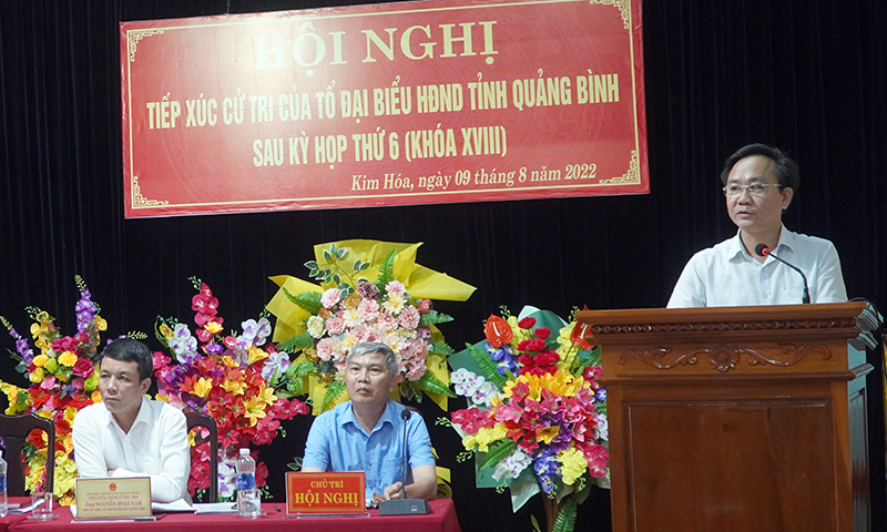 Ông Hoàng Xuân Tân, Tỉnh ủy viên, Phó Chủ tịch HĐND tỉnh thay mặt tổ đại biểu tiếp thu và trả lời một số kiến nghị của cử tri.