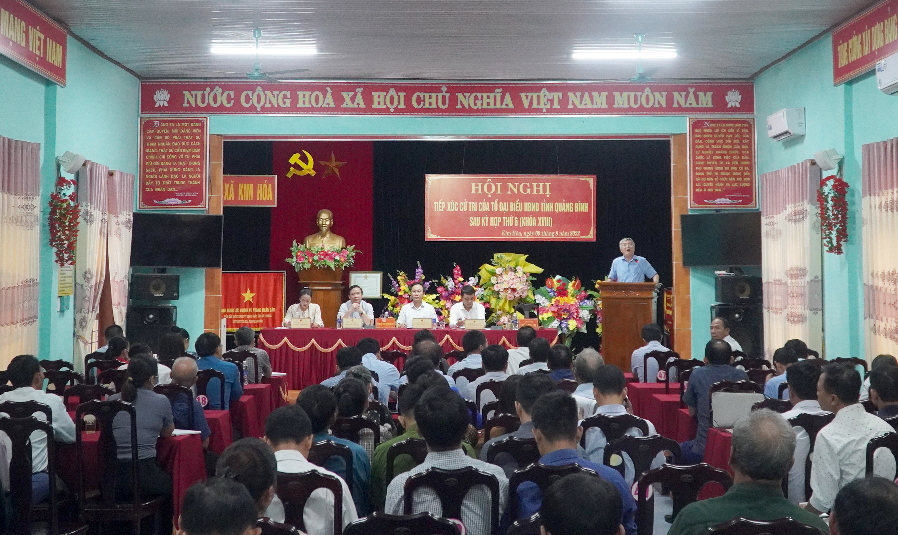 Toàn cảnh buổi tiếp xúc cử tri tại xã Kim Hóa