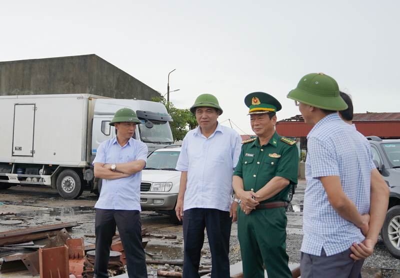 Đồng chí Phó Chủ tịch Thường trực UBND tỉnh Đoàn Ngọc Lâm kiểm tra tiến độ thi công tại công trình sửa chữa, nâng cấp Cảng cá sông Gianh.