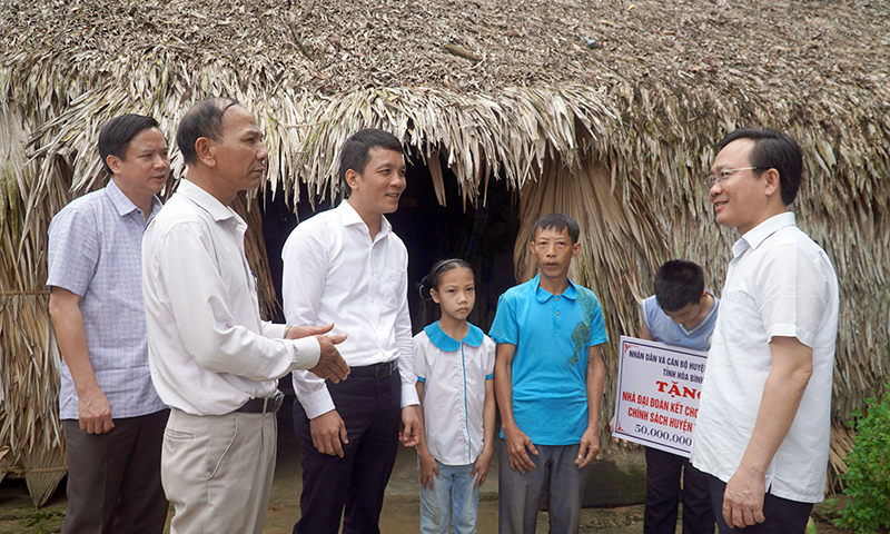 Tổ đại biểu HĐND tỉnh trao 50 triệu đồng hỗ trợ hộ nghèo xây dựng nhà tình nghĩa.