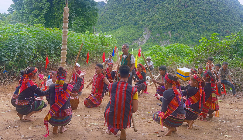 Đồng bào Bru-Vân Kiều tham gia các trò chơi văn hoá dân gian tại lễ hội Trỉa lúa.