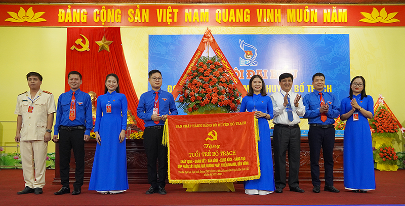 Đồng chí Bí thư Huyện ủy Bố Trạch Lê Công Toán tặng hoa và bức trướng chúc mừng đại hội.