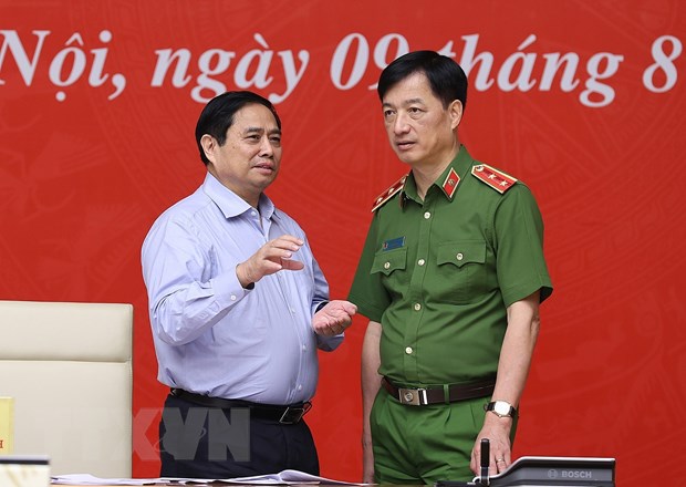 Thủ tướng Phạm Minh Chính trao đổi với Trung tướng Nguyễn Duy Ngọc, Thứ trưởng Bộ Công an. (Ảnh: Dương Giang/TTXVN)