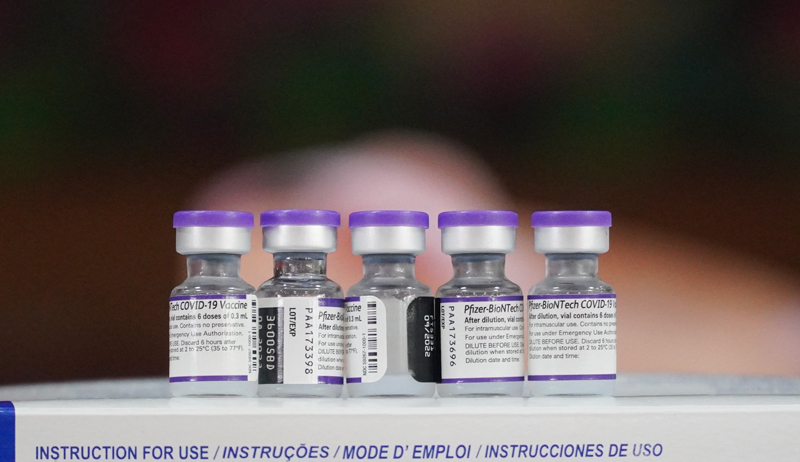 Người khuyết tật được tiêm vắc xin phòng Covid-19 mũi 4 bằng vắc xin Pfizer.
