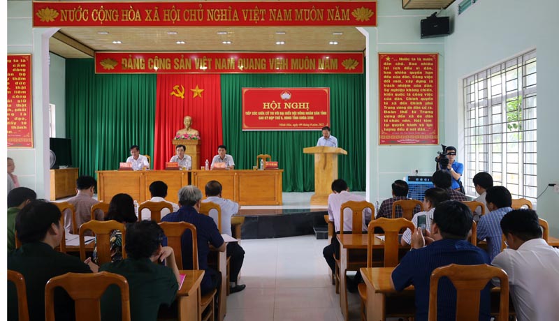 Các đại biểu HĐND tỉnh tiếp xúc với cử tri huyện Minh Hóa tại Hội trường UBND xã Hóa Sơn. 