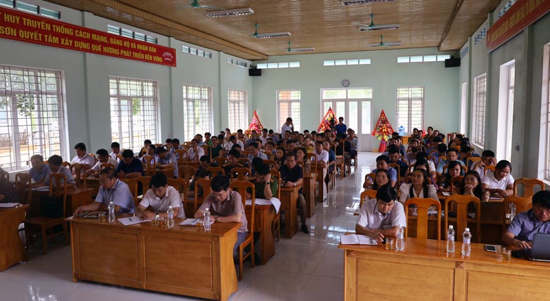 Đông đảo cử tri huyện Minh Hóa tham gia tại buổi tiếp xúc với tổ đại biểu HĐND tỉnh.