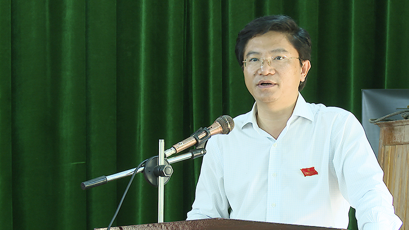 Đồng chí Trương An Ninh, Bí thư Thị ủy Ba Đồn tiếp thu, giải trình một số kiến nghị của cư tri tại điểm tiếp xúc xã Quảng Lộc.