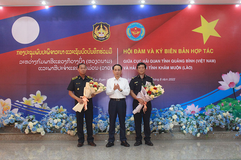 Đồng chí Phan Mạnh Hùng, Tỉnh uỷ viên, Phó Chủ tịch UBND tỉnh tặng hoa cho lãnh đạo Hải quan hai tỉnh