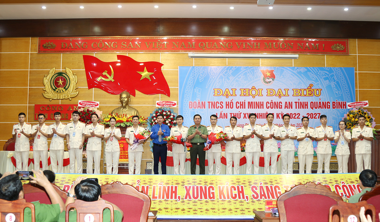 Thường trực Tỉnh Đoàn và lãnh đạo Công an tỉnh tặng hoa chúc mừng Đoàn TNCS Hồ Chí Minh Công an tỉnh Quảng Bình khóa XV, nhiệm kỳ 2022-2027.
