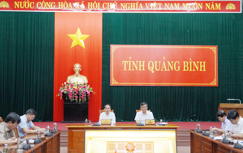 Đồng chí Chủ tịch UBND tỉnh Trần Thắng và đồng chí Phó Chủ tịch UBND tỉnh Phan Mạnh Hùng dự hội nghị tại điểm cầu Quảng Bình.