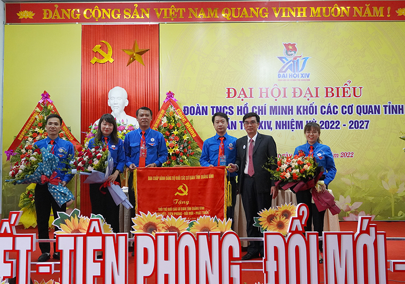 Đồng chí Bí thư Đảng ủy khối CCQ tỉnh Nguyễn Thanh Lam tặng bức trướng chúc mừng đại hội.