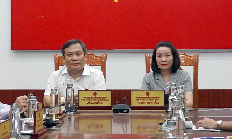 Bí thư Tỉnh ủy, Trưởng đoàn ĐBQH Vũ Đại Thắng và Phó trưởng đoàn ĐBQH Nguyễn Minh Tâm điều hành phiên chất vấn tại điểm cầu Quảng Bình