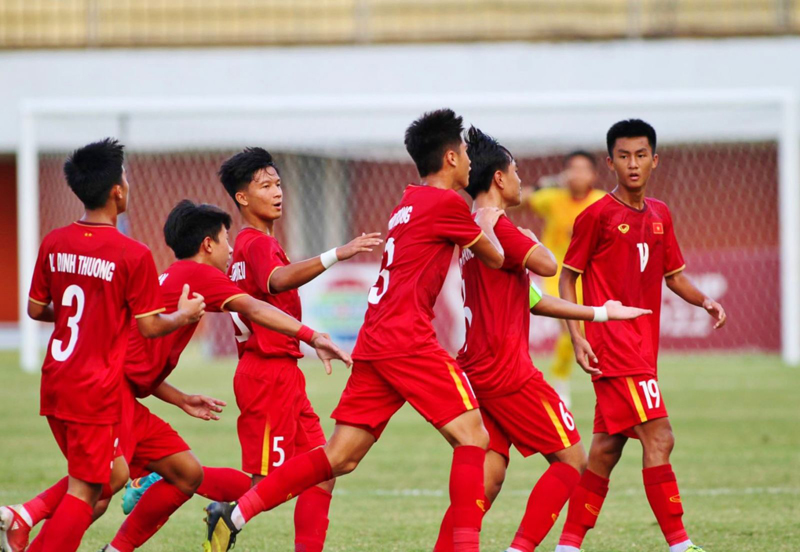 Tuyển U16 Việt Nam ăn mừng bàn thắng của Công Phương. Ảnh: VFF.