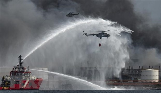 Tàu và máy bay của lực lượng cứu hỏa Mexico tham gia dập các đám cháy taị kho dầu lớn bên Vịnh Matanzas, Cuba. (Ảnh: AFP/TTXVN)