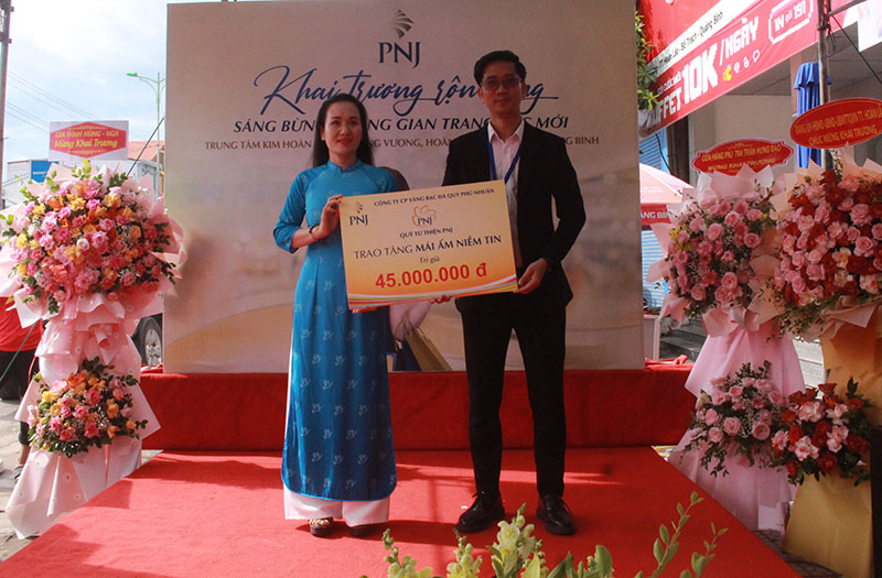Công ty CP vàng bạc đá Quý Phú Nhuận-PNJ trao tiền cho Hội LHPN huyện Bố Trạch hỗ trợ cho hộ gia đình có hoàn cảnh khó khăn làm nhà “Mái ấm niềm tin”