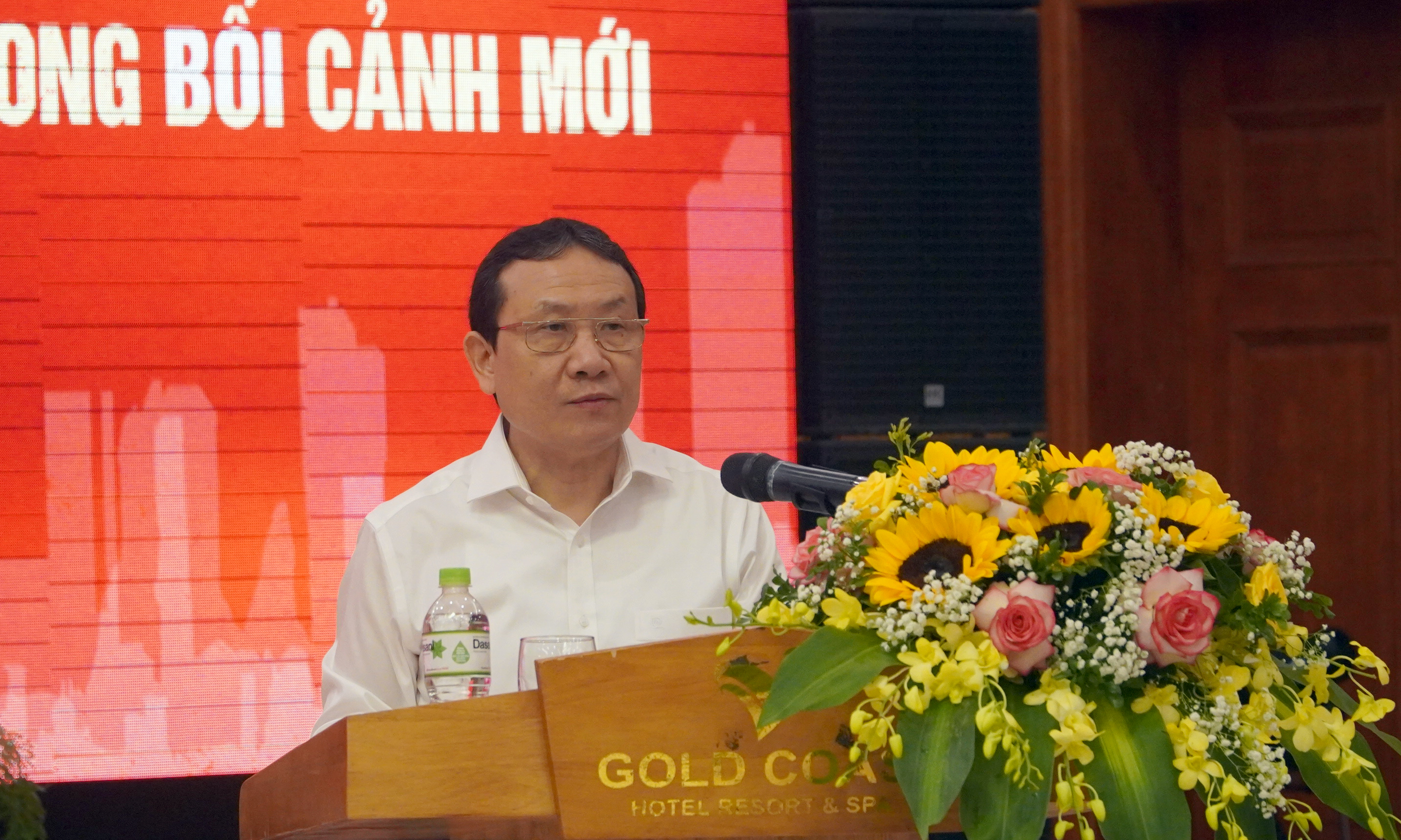 Đồng chí Nguyễn Hồng Sơn, Phó Trưởng Ban Kinh tế Trung ương, Phó Trưởng Ban Thường trực Ban Chỉ đạo tổng kết Nghị quyết 39 Trung ương phát biểu  đề dẫn