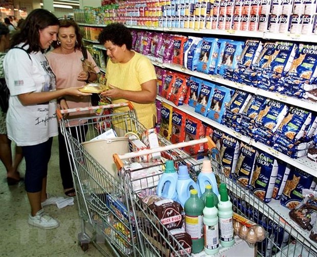 Khách hàng mua sắm tại một siêu thị ở Rio de Janeiro, Brazil. (Ảnh: AFP/TTXVN)