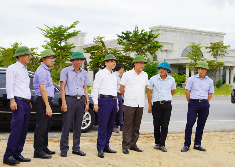 Đồng chí Phó Chủ tịch UBND tỉnh Phan Mạnh Hùng kiểm tra thực địa Dự án đường từ Tỉnh lộ 561 đi cầu sông Trước, thị trấn Hoàn Lão. 