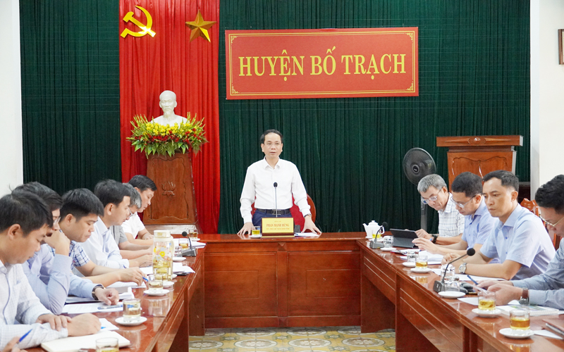 Đồng chí Phó Chủ tịch UBND tỉnh Phan Mạnh Hùng phát biểu kết luận tại cuộc làm việc với UBND huyện Bố Trạch.