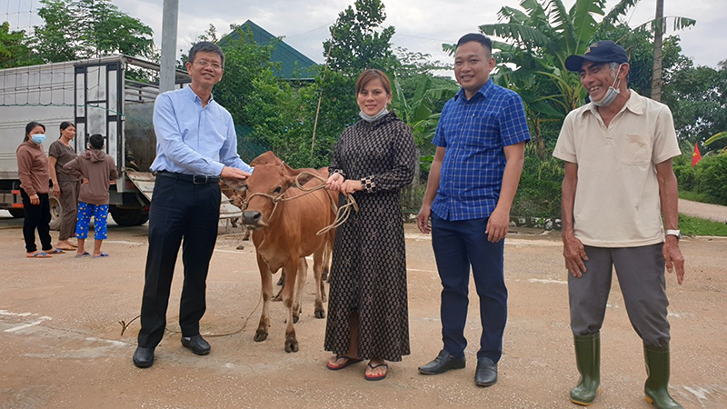  Đại diện Ban tổ chức trao bò giống cho người dân có hoàn cảnh khó khăn xã Thanh Hoá (Tuyên Hoá).