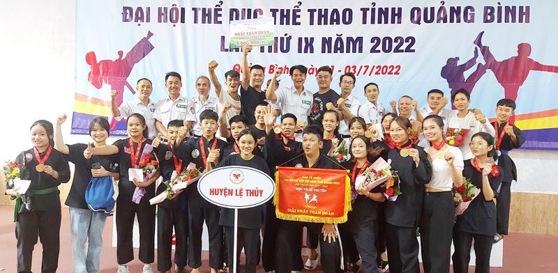 Niềm vui của đoàn thể thao Lệ Thủy khi giành ngôi vị cao nhất tại giải thi đấu võ cổ truyền Đại hội TDTT toàn tỉnh năm 2022.