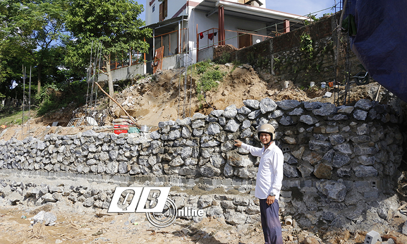 Công trình kè của gia đình chị Lê Thị Hồng Phước đang được cấp tập xây dựng, kịp hoàn thành trước mùa mưa.