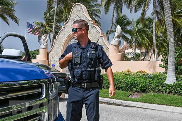 Lực lượng thực thi pháp luật tiến hành khám xét tại khu nghỉ dưỡng Mar-a-Lago của cựu Tổng thống Mỹ Donald Trump ở Palm Beach, bang Florida ngày 9/8. (Ảnh: AFP/TTXVN)