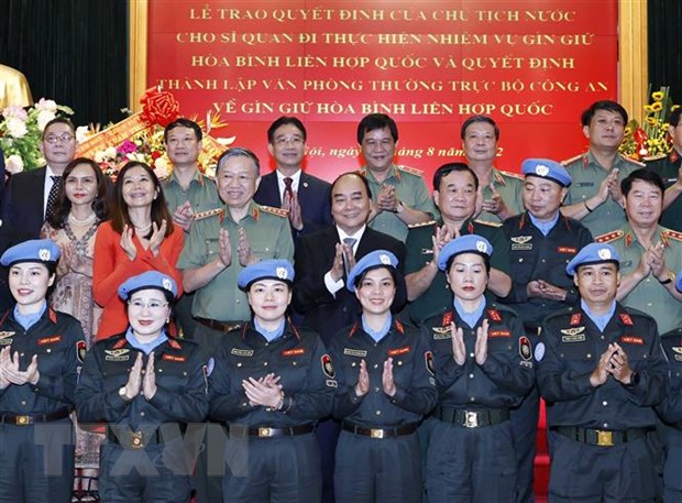 Chủ tịch nước Nguyễn Xuân Phúc và các sỹ quan Bộ Công an đi thực hiện gìn giữ hòa bình Liên hợp quốc. (Ảnh: Thống Nhất/TTXVN)